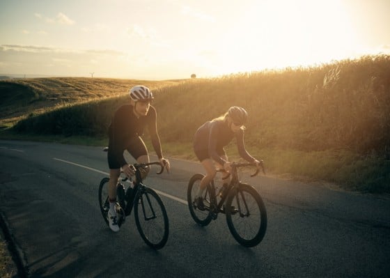 Radfahrer bei Sonnenuntergang